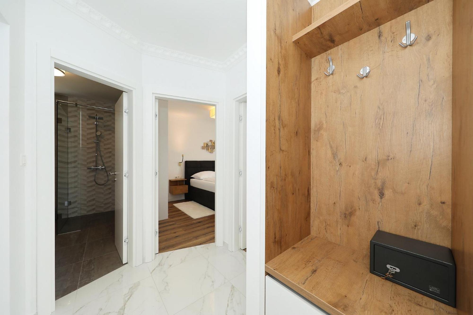 Villa Tin Apartments トゥリバニ・クルシサ エクステリア 写真