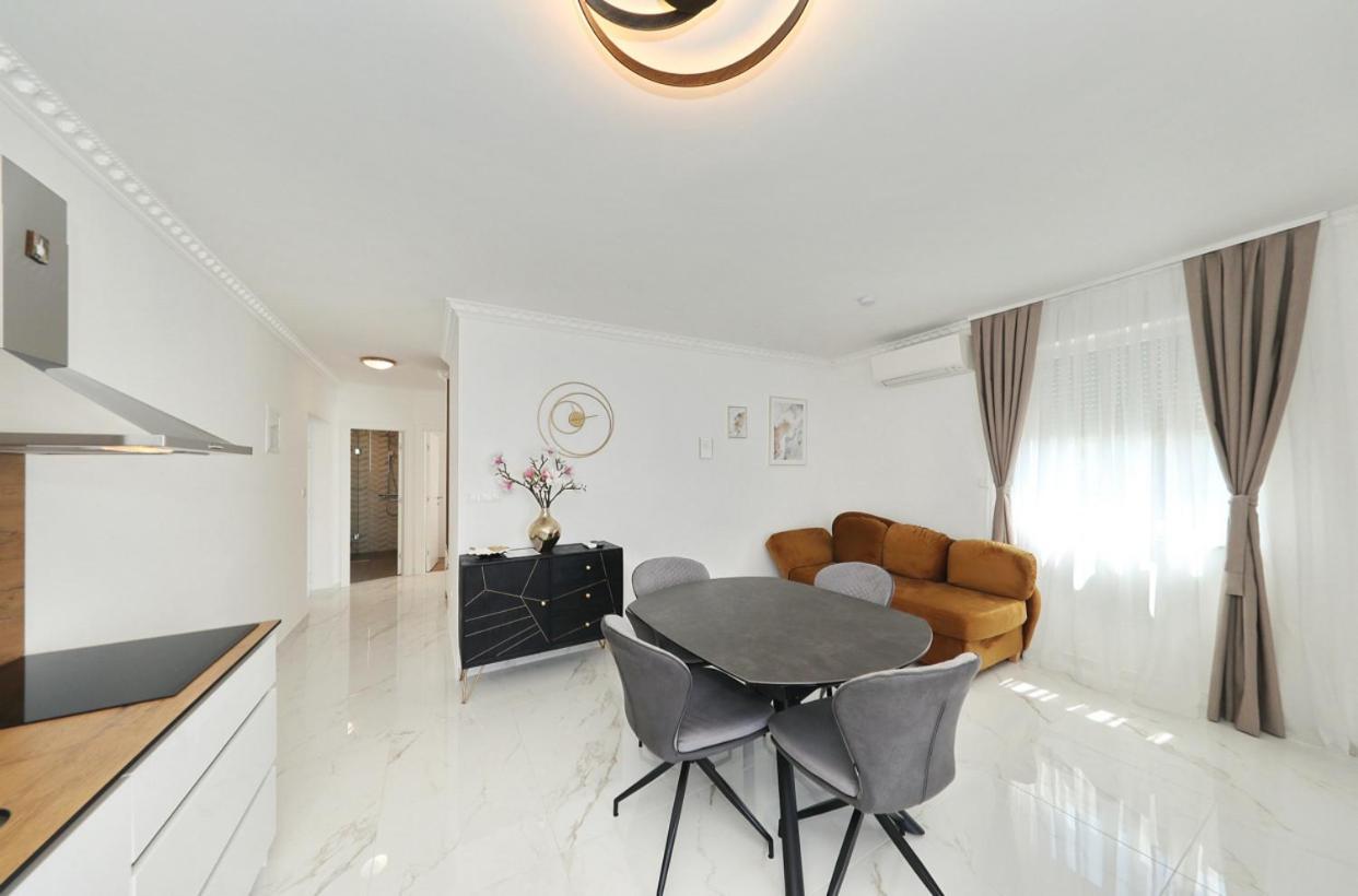 Villa Tin Apartments トゥリバニ・クルシサ エクステリア 写真
