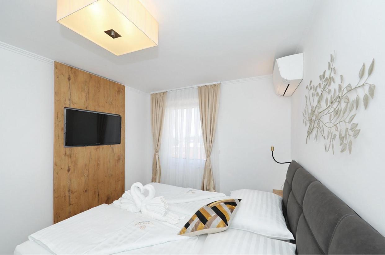 Villa Tin Apartments トゥリバニ・クルシサ エクステリア 写真