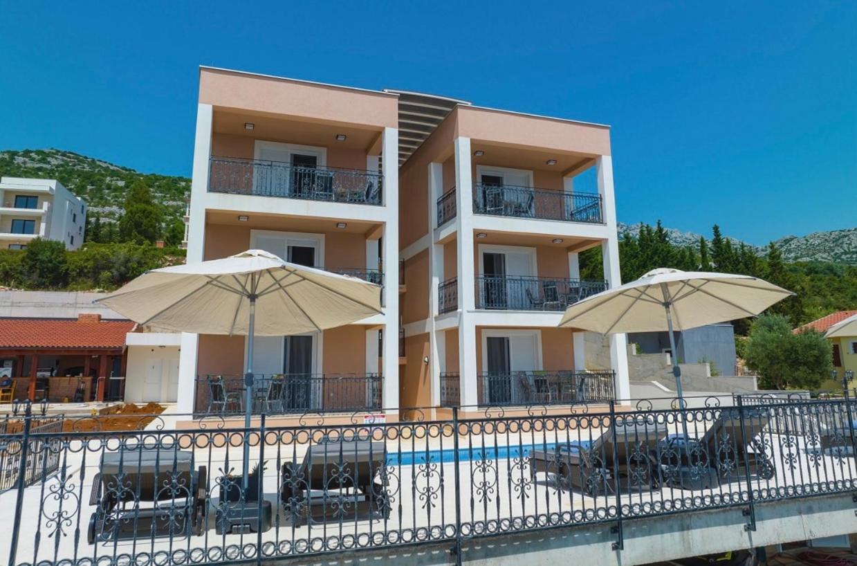 Villa Tin Apartments トゥリバニ・クルシサ エクステリア 写真